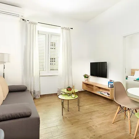 Regina Apartment *